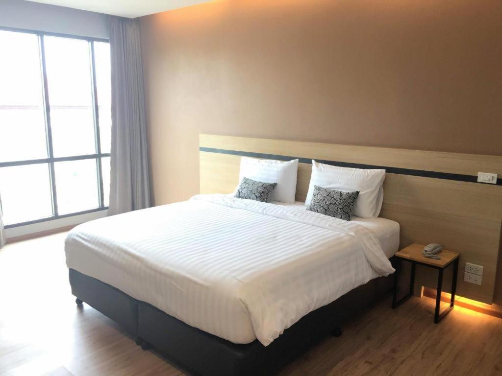 Sans Hotel Ratchaburi Exterior foto